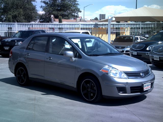 2011 Nissan Versa Crew Cab Standard Box 2-wheel Drive SLE