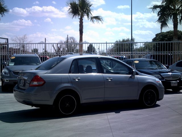 2011 Nissan Versa Crew Cab Standard Box 2-wheel Drive SLE