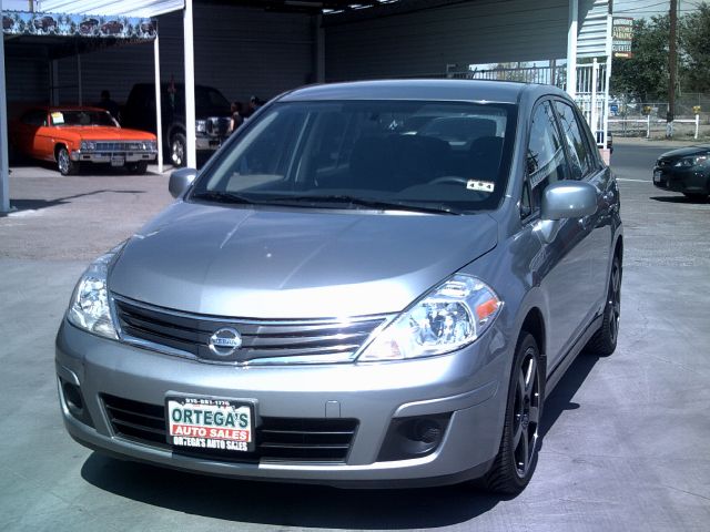 2011 Nissan Versa Crew Cab Standard Box 2-wheel Drive SLE