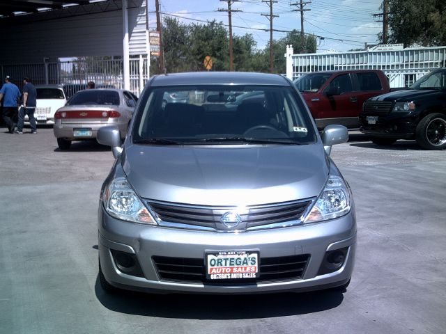 2011 Nissan Versa Crew Cab Standard Box 2-wheel Drive SLE