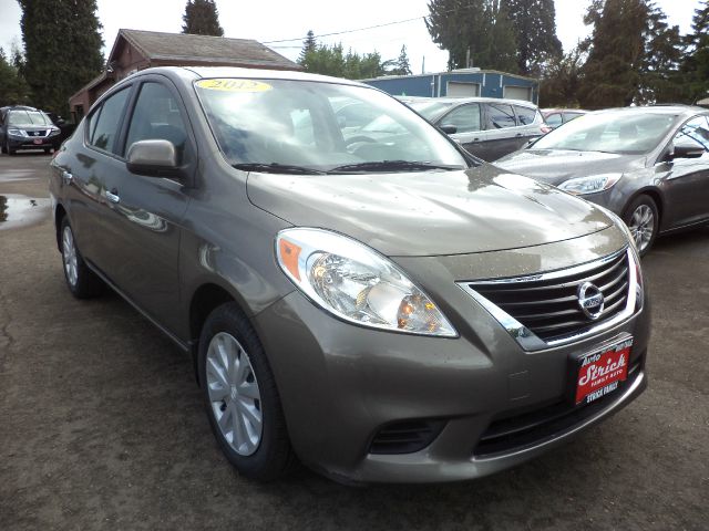 2012 Nissan Versa lLk 3RD ROW Seating