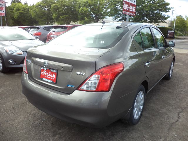 2012 Nissan Versa lLk 3RD ROW Seating