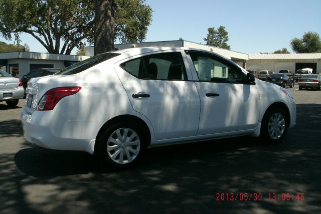 2012 Nissan Versa LT 5 1/4 Ft