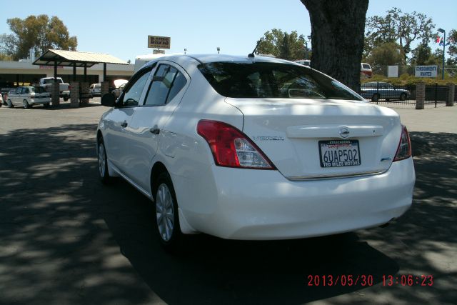 2012 Nissan Versa LT 5 1/4 Ft