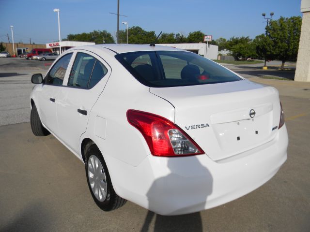 2012 Nissan Versa LT 5 1/4 Ft