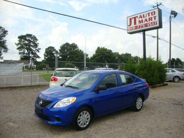 2013 Nissan Versa W/ Sunroofnav