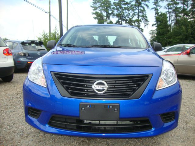 2013 Nissan Versa W/ Sunroofnav