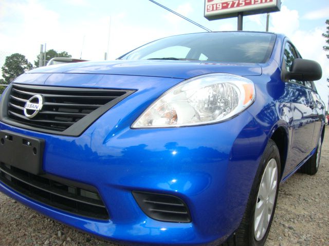 2013 Nissan Versa W/ Sunroofnav