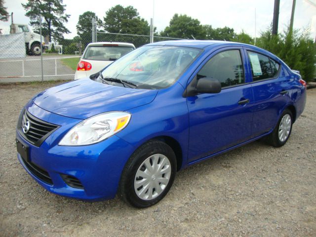 2013 Nissan Versa W/ Sunroofnav