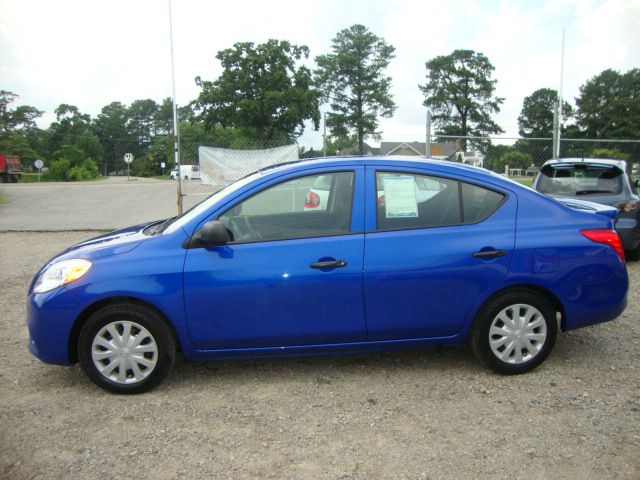 2013 Nissan Versa W/ Sunroofnav