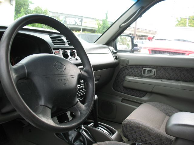 2000 Nissan Xterra AWD W/leatherroof (7pass)