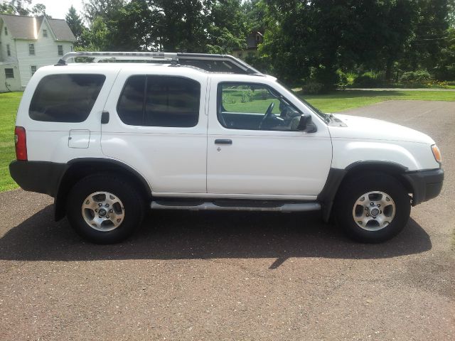 2000 Nissan Xterra AWD W/leatherroof (7pass)