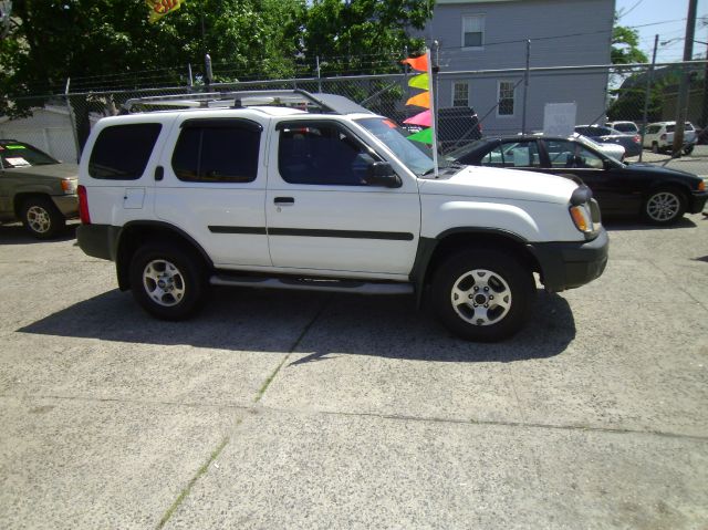 2000 Nissan Xterra AWD W/leatherroof (7pass)