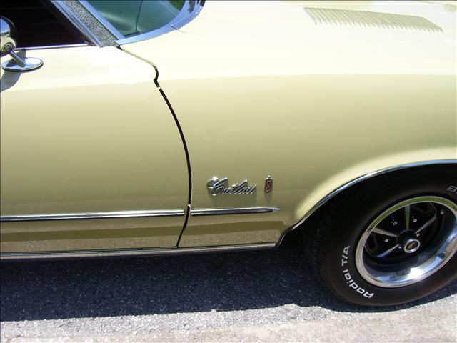 1972 Oldsmobile CUTLASS Sedan 2.4 Automatic SE