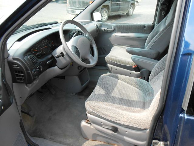 2000 Plymouth Voyager SE