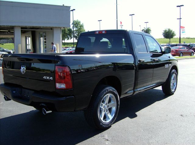 2013 RAM Ram Pickup XLT 4X4 W/third Row Seating