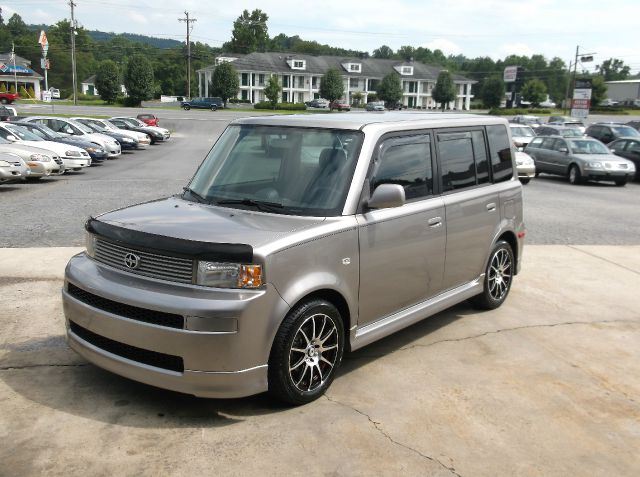 2005 Scion xB SW2