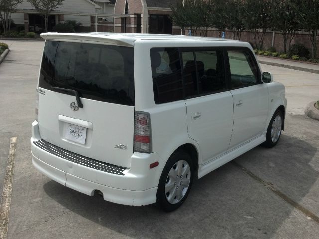 2005 Scion xB SW2