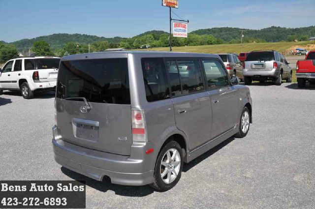 2005 Scion xB SW2