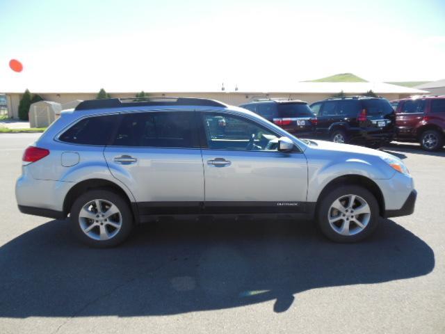 2013 Subaru Outback 2008 Chevrolet LT