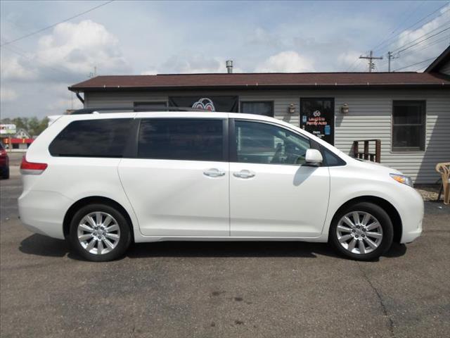 2011 Toyota Sienna SLT 25