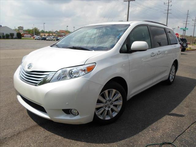 2011 Toyota Sienna SLT 25