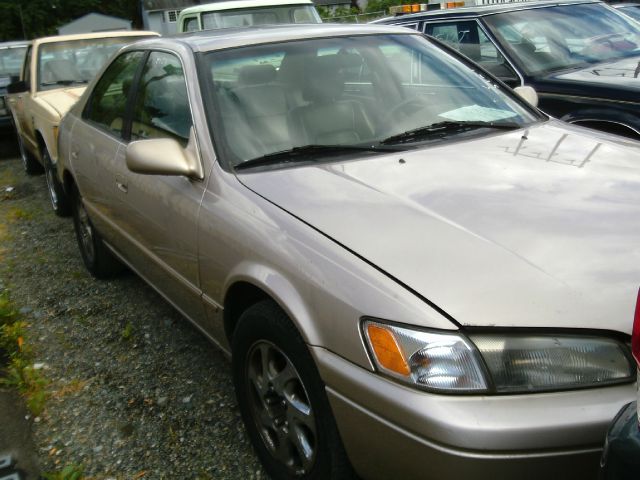 1997 Toyota Camry XLT 4-door 2WD