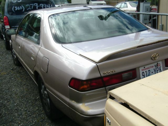 1997 Toyota Camry XLT 4-door 2WD