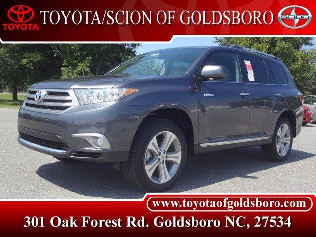 2013 Toyota Highlander 2010 Nissan XE