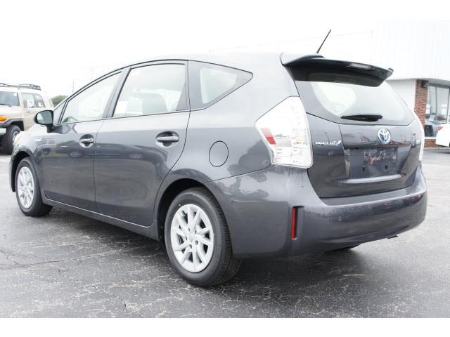 2013 Toyota Prius v G 15