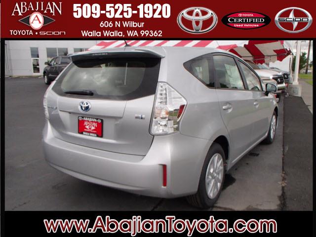 2013 Toyota Prius v G 15