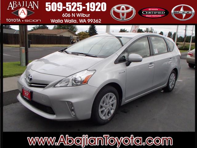 2013 Toyota Prius v G 15