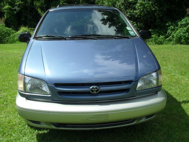 1998 Toyota Sienna LE - 4x2