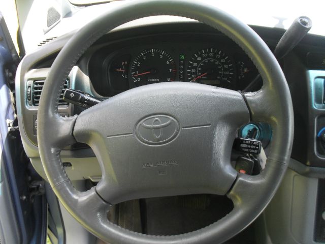 1998 Toyota Sienna LE - 4x2