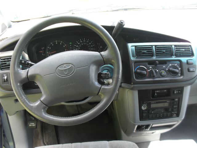 1998 Toyota Sienna LE - 4x2