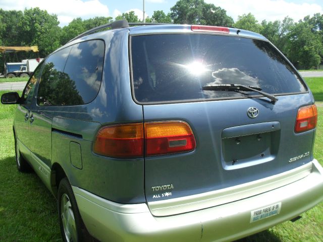 1998 Toyota Sienna LE - 4x2