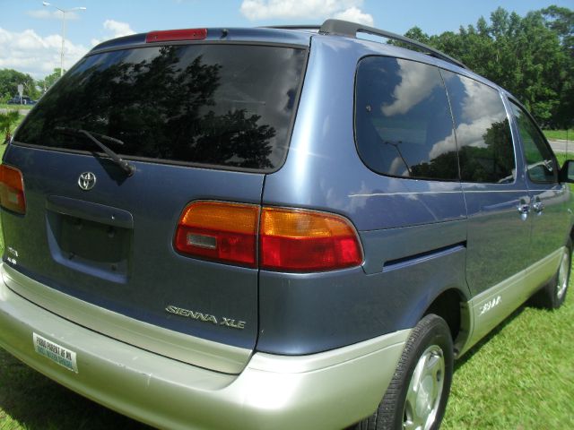 1998 Toyota Sienna LE - 4x2