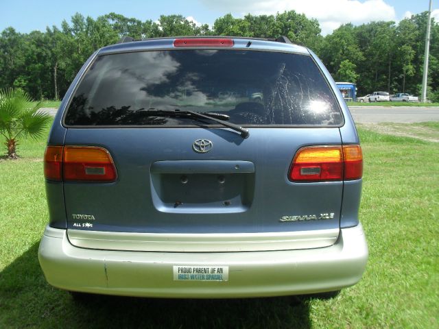 1998 Toyota Sienna LE - 4x2