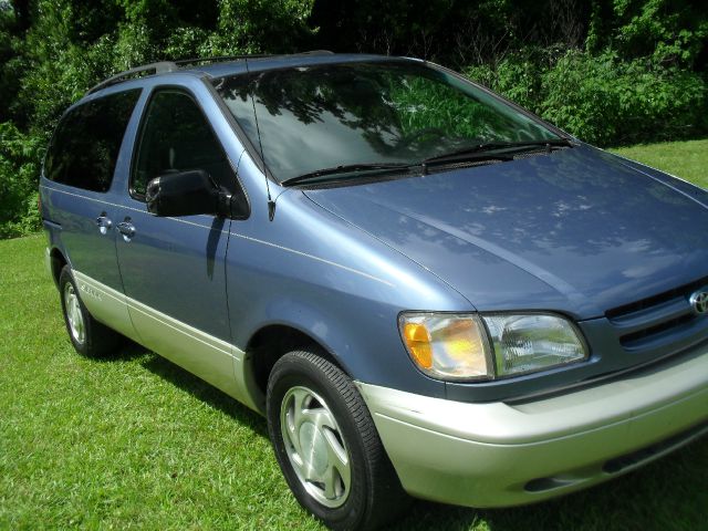 1998 Toyota Sienna LE - 4x2