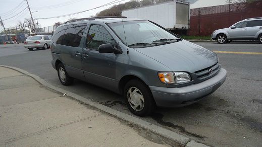 1998 Toyota Sienna SEL Sport Utility 4D