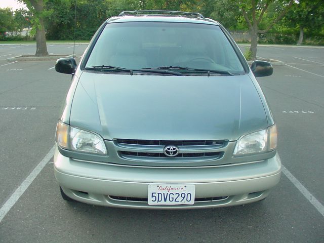 1998 Toyota Sienna LE - 4x2