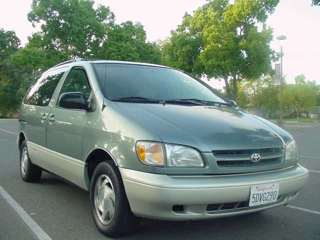 1998 Toyota Sienna LE - 4x2