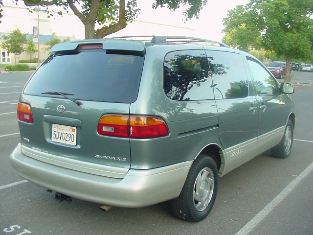 1998 Toyota Sienna LE - 4x2