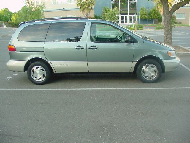 1998 Toyota Sienna LE - 4x2