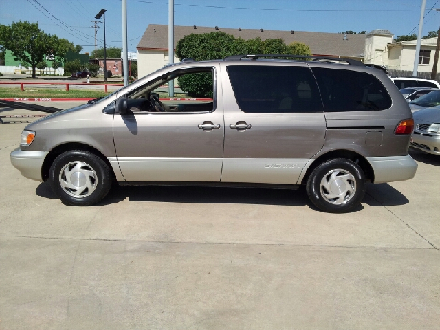 1998 Toyota Sienna SEL Sport Utility 4D