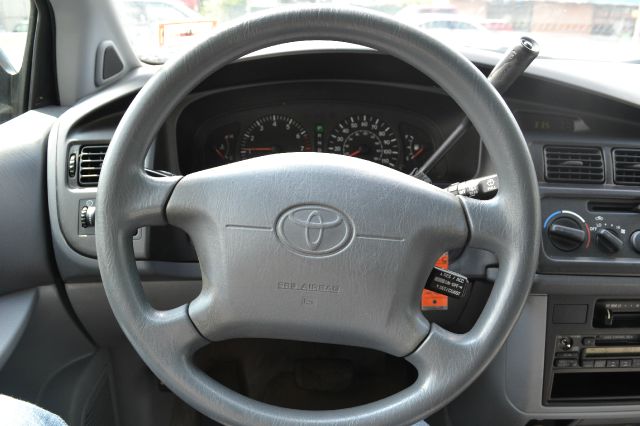 1998 Toyota Sienna SEL Sport Utility 4D