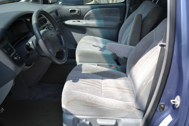 1998 Toyota Sienna SEL Sport Utility 4D