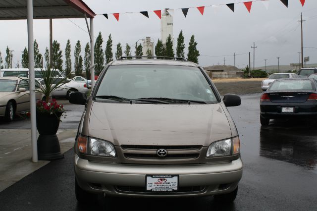 1998 Toyota Sienna SEL Sport Utility 4D