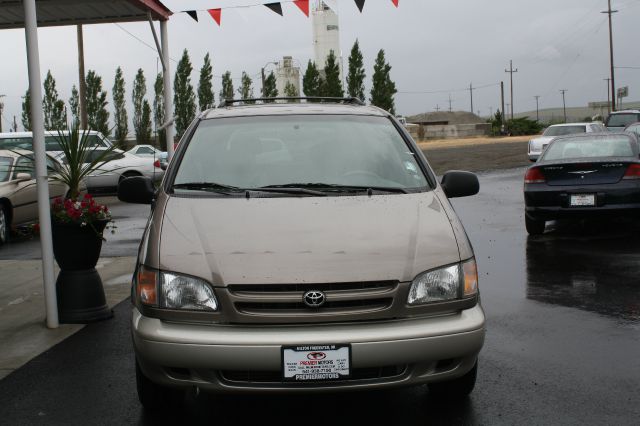 1998 Toyota Sienna SEL Sport Utility 4D