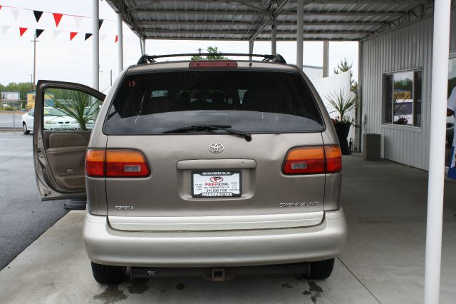 1998 Toyota Sienna SEL Sport Utility 4D